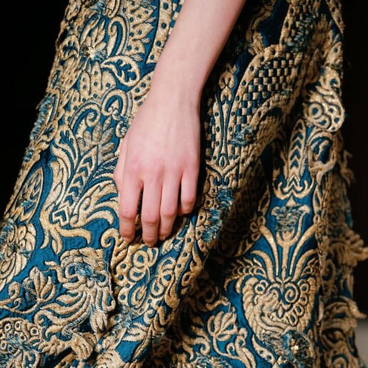 Платье из ткани брокат