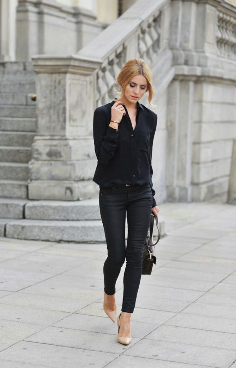 Черные джинсы и рубашка женская